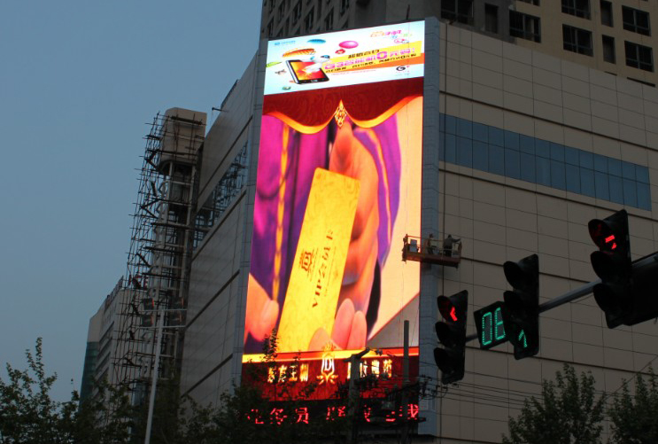 Outdoor small pitch LED display 